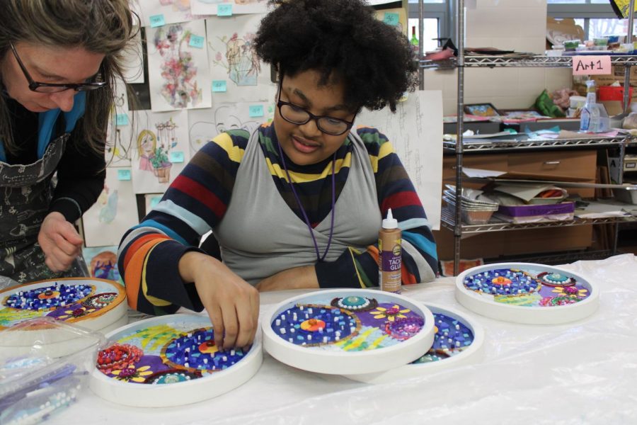 Honora Martin, ‘23, works alongside artist Suzanne Fisher to put together one of the 10 inch mosaics. Martin uses Art Club as an outlet for her creativity, and she appreciates the chance to use art to make others feel better. 