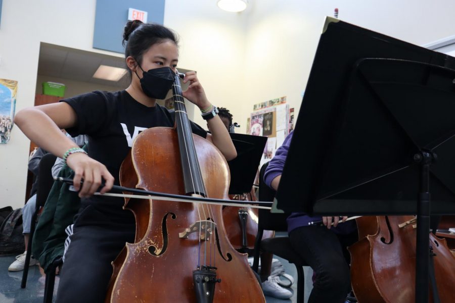 SENIOR Sophia Liu rehearses March To The Scaffold in preparation for Chamber Orchestras upcoming concert on Oct. 28.
