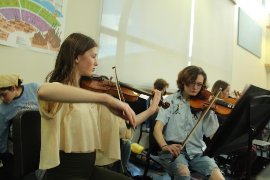 The WHHS Chamber Orchestra practices for their Blink performance. Violinists SENIOR Kat Swift and Sophia Krumm, ‘25, use class time to practice their music.
