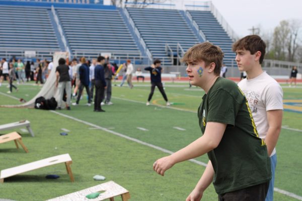 WHHS Art and Field Day, originally known as “Earth Jam,” was held on Marx Stadium from third bell to sixth bell on April 27. This year, clubs were able to hold activities alongside the chalk drawing. Booths consisted of various activities, including playing games for a candy prize, where students were able to expand their knowledge on various topics, including environmental awareness, ethics and mental health. 